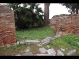 07785 ostia - regio iv - insula i - cardo maximus - caseggiato a botteghe (v,i,1) - 1. raum re der treppe - bli ri suedosten - 01-2024.jpg